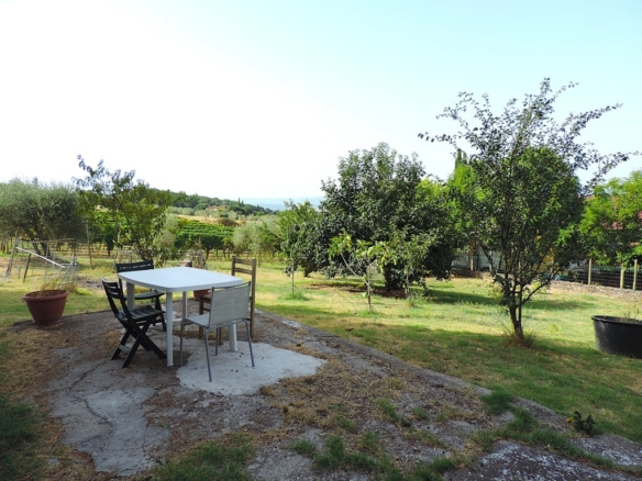 Volterra – Appartamento in campagna con giardino privato, garage