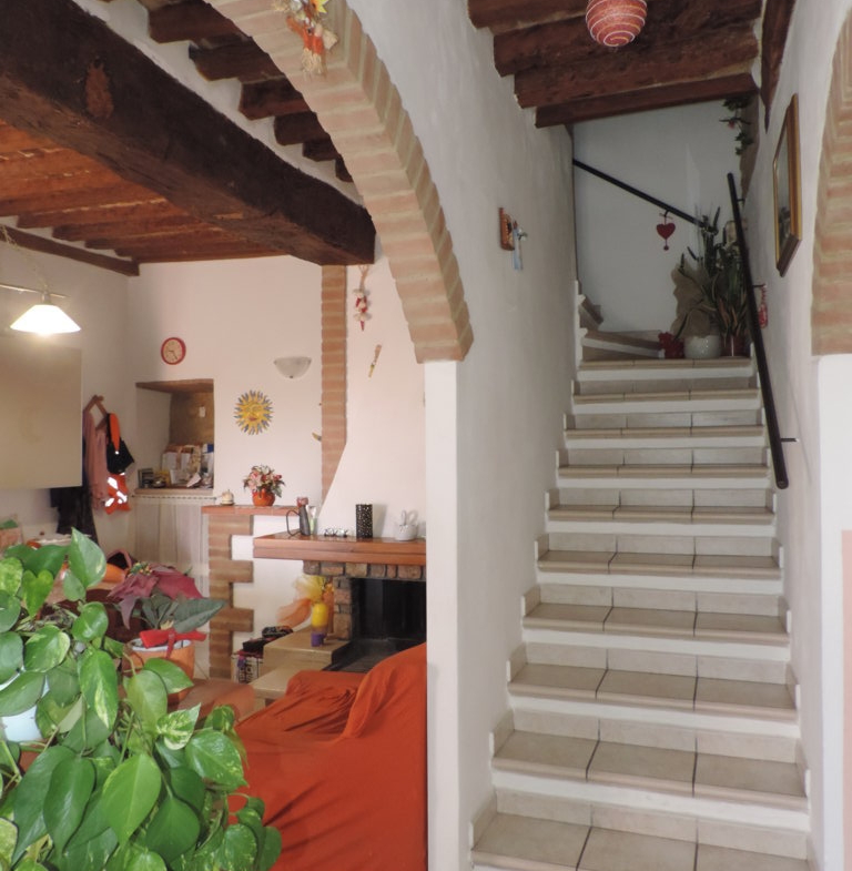 Volterra – Appartamento in campagna con giardino privato, garage