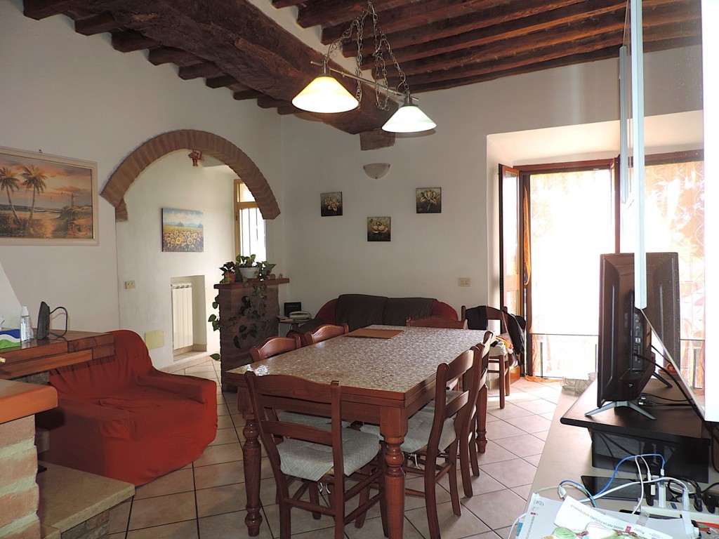 Volterra – Appartamento in campagna con giardino privato, garage