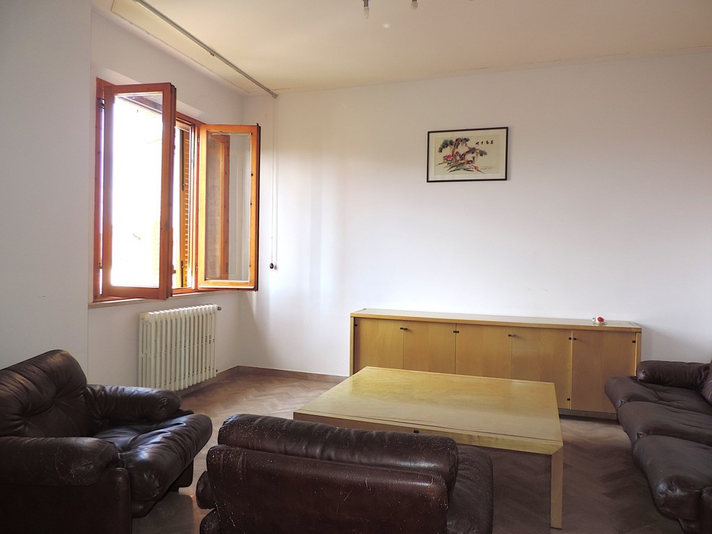 APPARTAMENTO IN PRIMA PERIFERIA CON BALCONE E AMPIO GARAGE