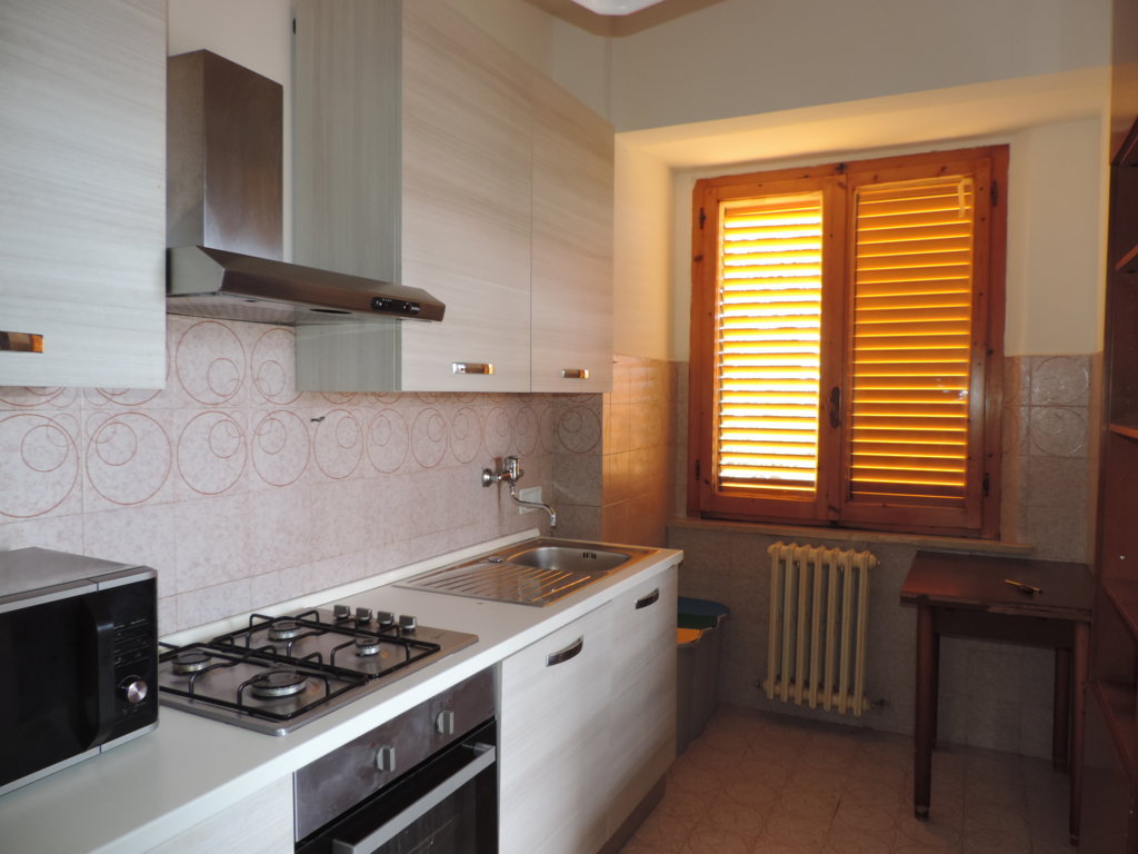APPARTAMENTO IN PRIMA PERIFERIA CON BALCONE E AMPIO GARAGE