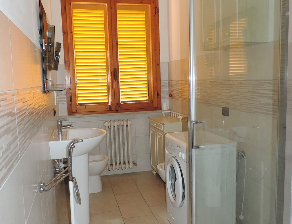 APPARTAMENTO IN PRIMA PERIFERIA CON BALCONE E AMPIO GARAGE